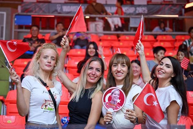 USA v Turkiye - FIVB Women’s World Volleyball Championship BANGKOK, THAILAND - SEPTEMBER 4: Fans of Turkiye support their team during the FIVB Women’s World Volleyball Championship quarter final match between USA and Turkiye at Huamark Indoor Stadium in Bangkok, Thailand, on September 4, 2025. Mustafa Hatipoglu Anadolu Banghok Thailand. Editorial use only. Please get in touch for any other usage.  Copyright: x2025xAnadoluxMustafaxHatipoÄülux