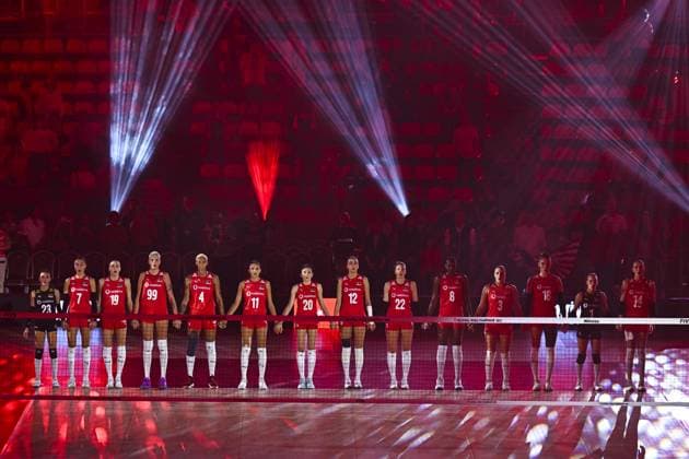 USA v Turkiye - FIVB Women’s World Volleyball Championship BANGKOK, THAILAND - SEPTEMBER 4: Players of Turkiye participate in the pre-match ceremony ahead of the FIVB Women’s World Volleyball Championship quarter final match between USA and Turkiye at Huamark Indoor Stadium in Bangkok, Thailand, on September 4, 2025. Mustafa Hatipoglu Anadolu Banghok Thailand. Editorial use only. Please get in touch for any other usage.  Copyright: x2025xAnadoluxMustafaxHatipoglux