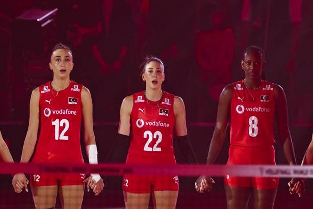 USA v Turkiye - FIVB Women’s World Volleyball Championship BANGKOK, THAILAND - SEPTEMBER 4: Players of Turkiye participate in the pre-match ceremony ahead of the FIVB Women’s World Volleyball Championship quarter final match between USA and Turkiye at Huamark Indoor Stadium in Bangkok, Thailand, on September 4, 2025. Mustafa Hatipoglu Anadolu Banghok Thailand. Editorial use only. Please get in touch for any other usage.  Copyright: x2025xAnadoluxMustafaxHatipoglux