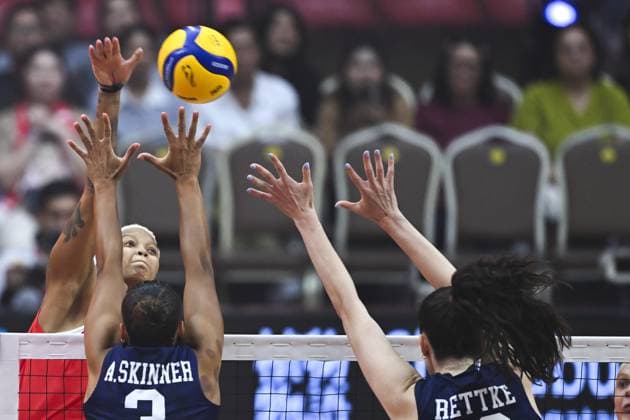 USA v Turkiye - FIVB Women’s World Volleyball Championship BANGKOK, THAILAND - SEPTEMBER 4: Melissa Teresa Vargas (rear L) of Turkiye in action during the FIVB Women’s World Volleyball Championship quarter final match between USA and Turkiye at Huamark Indoor Stadium in Bangkok, Thailand, on September 4, 2025. Mustafa Hatipoglu Anadolu Banghok Thailand. Editorial use only. Please get in touch for any other usage.  Copyright: x2025xAnadoluxMustafaxHatipoglux