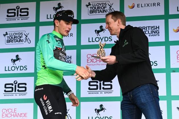 2025 Lloyds Tour of Britain Picture by Simon Wilkinson SWpix.com - 04 06 2025 - Cycling - 2025 Lloyds Tour of Britain - Stage 3: Milton Keynes to Ampthill - Podium - Olav Kooij (Team Visma Lease a Bike) General Classification Leader Copyright: x xSWpix.comx(t axPhotographyxHubxLtd)xSimonxWilkinson SWpix.comx SWP-3069-2389