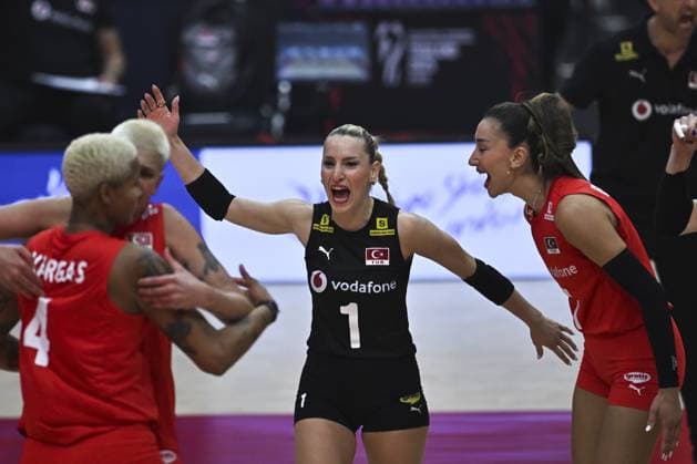 USA v Turkiye - FIVB Women’s World Volleyball Championship BANGKOK, THAILAND - SEPTEMBER 4: Players of Turkiye celebrate after scoring a point during the FIVB Women’s World Volleyball Championship quarter final match between USA and Turkiye at Huamark Indoor Stadium in Bangkok, Thailand, on September 4, 2025. Mustafa Hatipoglu Anadolu Banghok Thailand. Editorial use only. Please get in touch for any other usage.  Copyright: x2025xAnadoluxMustafaxHatipoglux