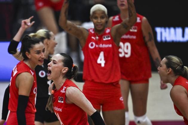 USA v Turkiye - FIVB Women’s World Volleyball Championship BANGKOK, THAILAND - SEPTEMBER 4: Players of Turkiye celebrate after scoring a point during the FIVB Women’s World Volleyball Championship quarter final match between USA and Turkiye at Huamark Indoor Stadium in Bangkok, Thailand, on September 4, 2025. Mustafa Hatipoglu Anadolu Banghok Thailand. Editorial use only. Please get in touch for any other usage.  Copyright: x2025xAnadoluxMustafaxHatipoglux