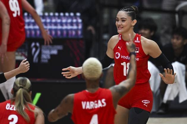 USA v Turkiye - FIVB Women’s World Volleyball Championship BANGKOK, THAILAND - SEPTEMBER 4: Players of Turkiye celebrate after scoring a point during the FIVB Women’s World Volleyball Championship quarter final match between USA and Turkiye at Huamark Indoor Stadium in Bangkok, Thailand, on September 4, 2025. Mustafa Hatipoglu Anadolu Banghok Thailand. Editorial use only. Please get in touch for any other usage.  Copyright: x2025xAnadoluxMustafaxHatipoglux