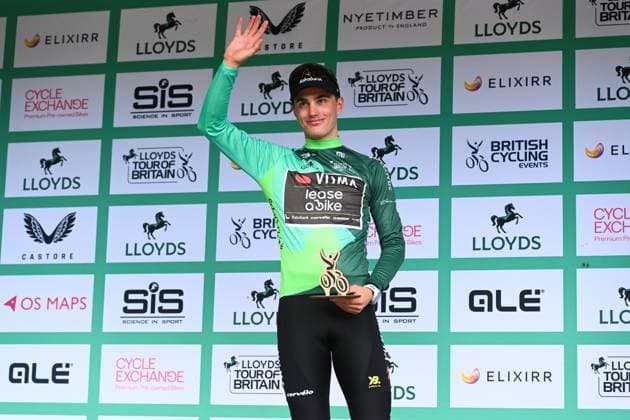 2025 Lloyds Tour of Britain Picture by Simon Wilkinson SWpix.com - 04 06 2025 - Cycling - 2025 Lloyds Tour of Britain - Stage 3: Milton Keynes to Ampthill - Podium - Olav Kooij (Team Visma Lease a Bike) General Classification Leader Copyright: x xSWpix.comx(t axPhotographyxHubxLtd)xSimonxWilkinson SWpix.comx SWP-3069-2391