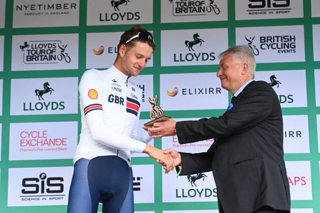 2025 Lloyds Tour of Britain Picture by Simon Wilkinson SWpix.com - 04 06 2025 - Cycling - 2025 Lloyds Tour of Britain - Stage 3: Milton Keynes to Ampthill - Podium - Ben Chilton (Great Britain) wins the combatively award Copyright: x xSWpix.comx(t axPhotographyxHubxLtd)xSimonxWilkinson SWpix.comx SWP-3069-2392