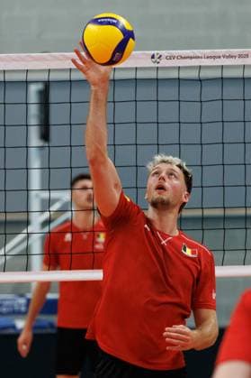 Volleyball, Frauen, WM, Nationalteam Belgien, Training Belgium s Simon Plaskie pictured in action during the media day of the Red Dragons, Belgian national men s volleyball team, ahead of the World Championship, WM, Weltmeisterschaft in Roeselare, on Thursday 04 September 2025. The FIVB 2025 Volleyball World Championship take place from 12 to 28 September in the Philippines. KURTxDESPLENTER  x133287897x