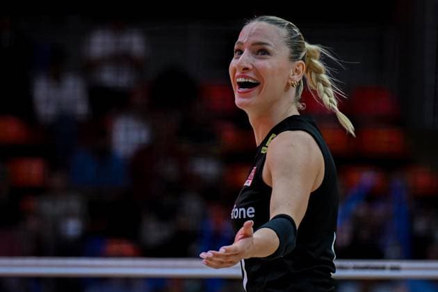 USA v Turkiye - FIVB Women’s World Volleyball Championship BANGKOK, THAILAND - SEPTEMBER 4: Turkiye’s Gizem Orge (1) celebrates victory after the FIVB Women’s Volleyball World Championship, WM, Weltmeisterschaft quarterfinal match between Turkiye and the United States at Huamark Indoor Stadium in Bangkok, Thailand, on September 4, 2025. Mustafa Hatipoglu Anadolu Bangkok Thailand. Editorial use only. Please get in touch for any other usage.  Copyright: x2025xAnadoluxMustafaxHatipoglux