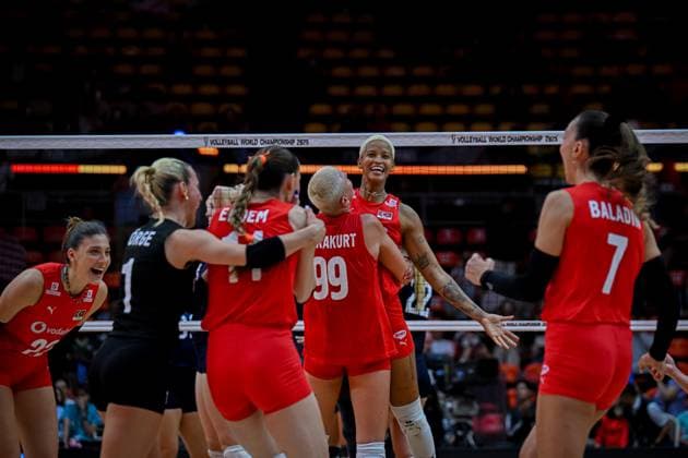 USA v Turkiye - FIVB Women’s World Volleyball Championship BANGKOK, THAILAND - SEPTEMBER 4: Players of Turkiye celebrate victory after the FIVB Women’s Volleyball World Championship, WM, Weltmeisterschaft quarterfinal match between Turkiye and the United States at Huamark Indoor Stadium in Bangkok, Thailand, on September 4, 2025. Mustafa Hatipoglu Anadolu Bangkok Thailand. Editorial use only. Please get in touch for any other usage.  Copyright: x2025xAnadoluxMustafaxHatipoglux