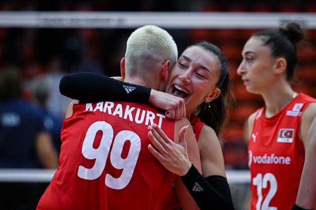 USA v Turkiye - FIVB Women’s World Volleyball Championship BANGKOK, THAILAND - SEPTEMBER 4: Turkiye’s Hande Baladin (rear) and Ebrar Karakurt (front) celebrate victory after the FIVB Women’s Volleyball World Championship, WM, Weltmeisterschaft quarterfinal match between Turkiye and the United States at Huamark Indoor Stadium in Bangkok, Thailand, on September 4, 2025. Mustafa Hatipoglu Anadolu Bangkok Thailand. Editorial use only. Please get in touch for any other usage.  Copyright: x2025xAnadoluxMustafaxHatipoglux