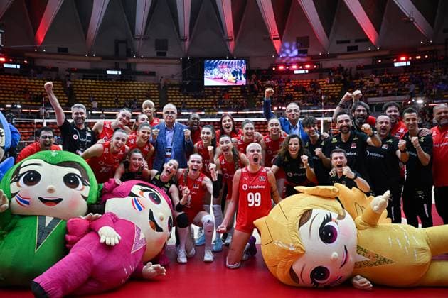 USA v Turkiye - FIVB Women’s World Volleyball Championship BANGKOK, THAILAND - SEPTEMBER 4: Players of Turkiye celebrate victory after the FIVB Women’s Volleyball World Championship, WM, Weltmeisterschaft quarterfinal match between Turkiye and the United States at Huamark Indoor Stadium in Bangkok, Thailand, on September 4, 2025. Mustafa Hatipoglu Anadolu Bangkok Thailand. Editorial use only. Please get in touch for any other usage.  Copyright: x2025xAnadoluxMustafaxHatipoglux