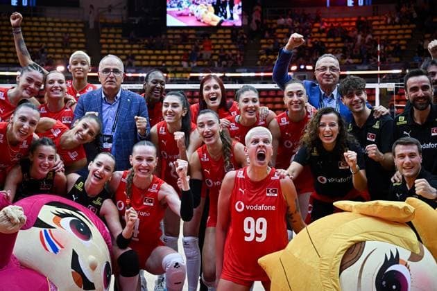 USA v Turkiye - FIVB Women’s World Volleyball Championship BANGKOK, THAILAND - SEPTEMBER 4: Players of Turkiye celebrate victory after the FIVB Women’s Volleyball World Championship, WM, Weltmeisterschaft quarterfinal match between Turkiye and the United States at Huamark Indoor Stadium in Bangkok, Thailand, on September 4, 2025. Mustafa Hatipoglu Anadolu Bangkok Thailand. Editorial use only. Please get in touch for any other usage.  Copyright: x2025xAnadoluxMustafaxHatipoglux