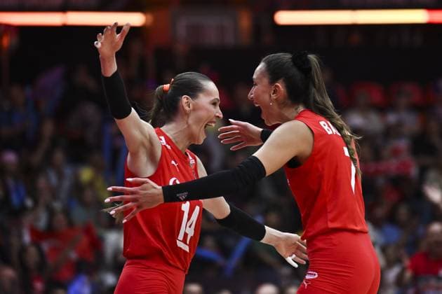 USA v Turkiye - FIVB Women’s World Volleyball Championship BANGKOK, THAILAND - SEPTEMBER 4: Turkiye’s Hande Baladin (R) and Eda Erdem Dundar (L) celebrate after scoring during the FIVB Women’s Volleyball World Championship, WM, Weltmeisterschaft quarterfinal match between Turkiye and the United States at Huamark Indoor Stadium in Bangkok, Thailand, on September 4, 2025. Mustafa Hatipoglu Anadolu Banghok Thailand. Editorial use only. Please get in touch for any other usage.  Copyright: x2025xAnadoluxMustafaxHatipoglux