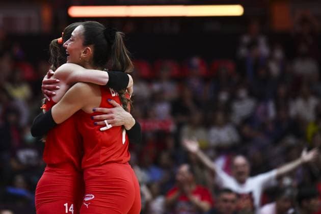 USA v Turkiye - FIVB Women’s World Volleyball Championship BANGKOK, THAILAND - SEPTEMBER 4: Turkiye’s Hande Baladin (R) and Eda Erdem Dundar (L) celebrate after scoring during the FIVB Women’s Volleyball World Championship, WM, Weltmeisterschaft quarterfinal match between Turkiye and the United States at Huamark Indoor Stadium in Bangkok, Thailand, on September 4, 2025. Mustafa Hatipoglu Anadolu Banghok Thailand. Editorial use only. Please get in touch for any other usage.  Copyright: x2025xAnadoluxMustafaxHatipoglux