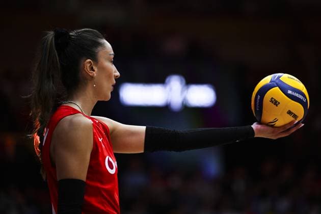 USA v Turkiye - FIVB Women’s World Volleyball Championship BANGKOK, THAILAND - SEPTEMBER 4: Turkiye’s Hande Baladin in action during the FIVB Women’s Volleyball World Championship, WM, Weltmeisterschaft quarterfinal match between Turkiye and the United States at Huamark Indoor Stadium in Bangkok, Thailand, on September 4, 2025. Mustafa Hatipoglu Anadolu Banghok Thailand. Editorial use only. Please get in touch for any other usage.  Copyright: x2025xAnadoluxMustafaxHatipoglux