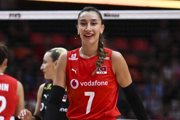 USA v Turkiye - FIVB Women’s World Volleyball Championship BANGKOK, THAILAND - SEPTEMBER 4: Turkiye’s Hande Baladin in action during the FIVB Women’s Volleyball World Championship, WM, Weltmeisterschaft quarterfinal match between Turkiye and the United States at Huamark Indoor Stadium in Bangkok, Thailand, on September 4, 2025. Mustafa Hatipoglu Anadolu Banghok Thailand. Editorial use only. Please get in touch for any other usage.  Copyright: x2025xAnadoluxMustafaxHatipoglux