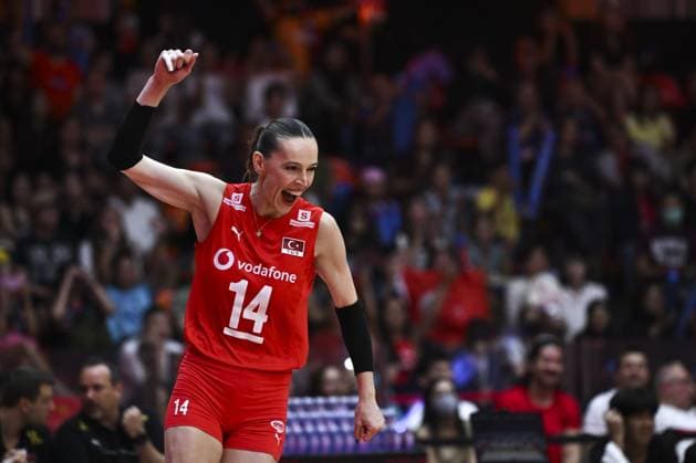 USA v Turkiye - FIVB Women’s World Volleyball Championship BANGKOK, THAILAND - SEPTEMBER 4: Turkiye’s Eda Erdem Dundar (R) celebrates after scoring during the FIVB Women’s Volleyball World Championship, WM, Weltmeisterschaft quarterfinal match between Turkiye and the United States at Huamark Indoor Stadium in Bangkok, Thailand, on September 4, 2025. Mustafa Hatipoglu Anadolu Banghok Thailand. Editorial use only. Please get in touch for any other usage.  Copyright: x2025xAnadoluxMustafaxHatipoglux