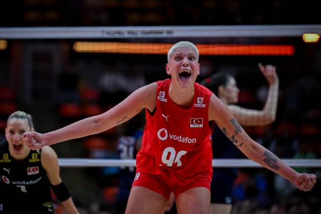 USA v Turkiye - FIVB Women’s World Volleyball Championship BANGKOK, THAILAND - SEPTEMBER 4: Ebrar Karakurt (99) of Turkiye celebrates after scoring a point during the FIVB Women’s Volleyball World Championship, WM, Weltmeisterschaft quarterfinal match between Turkiye and the United States at Huamark Indoor Stadium in Bangkok, Thailand, on September 4, 2025. Mustafa Hatipoglu Anadolu Banghok Thailand. Editorial use only. Please get in touch for any other usage.  Copyright: x2025xAnadoluxMustafaxHatipoglux