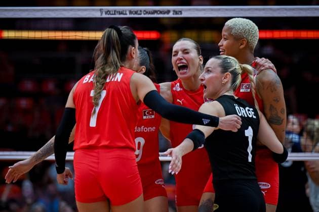 USA v Turkiye - FIVB Women’s World Volleyball Championship BANGKOK, THAILAND - SEPTEMBER 4: Players of Turkiye celebrate after scoring a point during the FIVB Women’s Volleyball World Championship, WM, Weltmeisterschaft quarterfinal match between Turkiye and the United States at Huamark Indoor Stadium in Bangkok, Thailand, on September 4, 2025. Mustafa Hatipoglu Anadolu Banghok Thailand. Editorial use only. Please get in touch for any other usage.  Copyright: x2025xAnadoluxMustafaxHatipoglux