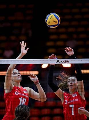USA v Turkiye - FIVB Women’s World Volleyball Championship BANGKOK, THAILAND - SEPTEMBER 4: Hande Baladin (7) and Zehra Gunes (18) of Turkiye in action during the FIVB Women’s Volleyball World Championship, WM, Weltmeisterschaft quarterfinal match between Turkiye and the United States at Huamark Indoor Stadium in Bangkok, Thailand, on September 4, 2025. Mustafa Hatipoglu Anadolu Banghok Thailand. Editorial use only. Please get in touch for any other usage.  Copyright: x2025xAnadoluxMustafaxHatipoglux