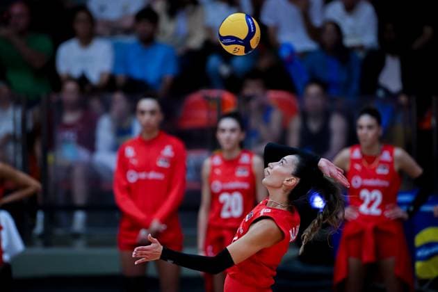 USA v Turkiye - FIVB Women’s World Volleyball Championship BANGKOK, THAILAND - SEPTEMBER 4: Hande Baladin (7) of Turkiye in action during the FIVB Women’s Volleyball World Championship, WM, Weltmeisterschaft quarterfinal match between Turkiye and the United States at Huamark Indoor Stadium in Bangkok, Thailand, on September 4, 2025. Mustafa Hatipoglu Anadolu Banghok Thailand. Editorial use only. Please get in touch for any other usage.  Copyright: x2025xAnadoluxMustafaxHatipoglux