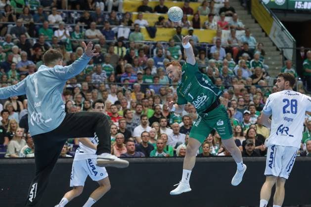 04 09 2025, xtgx, Handball, Daikin HBL, SC DHfK Leipzig TBV Lemgo Lippe v l Tomas Pircoh Leipzig wirft Tor, Torschuetze, erzielt Tor, Treffer, scores the goal Leipzig