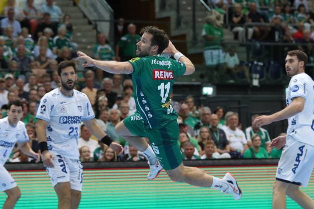 04 09 2025, xtgx, Handball, Daikin HBL, SC DHfK Leipzig TBV Lemgo Lippe v l Lukas Binder Leipzig, 11 wirft Tor, Torschuetze, erzielt Tor, Treffer, scores the goal Leipzig