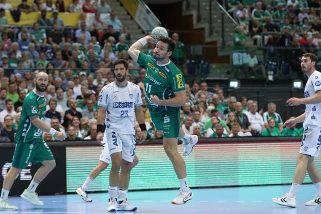 04 09 2025, xtgx, Handball, Daikin HBL, SC DHfK Leipzig TBV Lemgo Lippe v l Lukas Binder Leipzig, 11 wirft Tor, Torschuetze, erzielt Tor, Treffer, scores the goal Leipzig