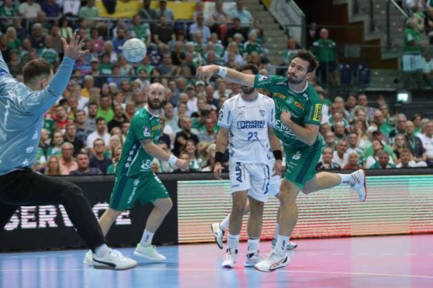 04 09 2025, xtgx, Handball, Daikin HBL, SC DHfK Leipzig TBV Lemgo Lippe v l Lukas Binder Leipzig, 11 wirft Tor, Torschuetze, erzielt Tor, Treffer, scores the goal Leipzig