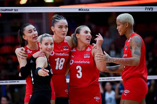 USA v Turkiye - FIVB Women’s World Volleyball Championship BANGKOK, THAILAND - SEPTEMBER 4: Players of Turkiye celebrate after scoring during the FIVB Women’s Volleyball World Championship, WM, Weltmeisterschaft quarterfinal match between Turkiye and the United States at Huamark Indoor Stadium in Bangkok, Thailand, on September 4, 2025. Mustafa Hatipoglu Anadolu Banghok Thailand. Editorial use only. Please get in touch for any other usage.  Copyright: x2025xAnadoluxMustafaxHatipoglux