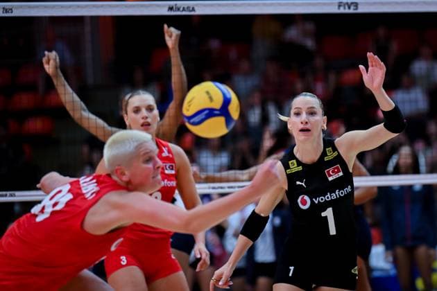 USA v Turkiye - FIVB Women’s World Volleyball Championship BANGKOK, THAILAND - SEPTEMBER 4: Turkiye’s Gizem Orge (R) and Ebrar Karakurt (L) in action during the FIVB Women’s Volleyball World Championship, WM, Weltmeisterschaft quarterfinal match between Turkiye and the United States at Huamark Indoor Stadium in Bangkok, Thailand, on September 4, 2025. Mustafa Hatipoglu Anadolu Banghok Thailand. Editorial use only. Please get in touch for any other usage.  Copyright: x2025xAnadoluxMustafaxHatipoglux