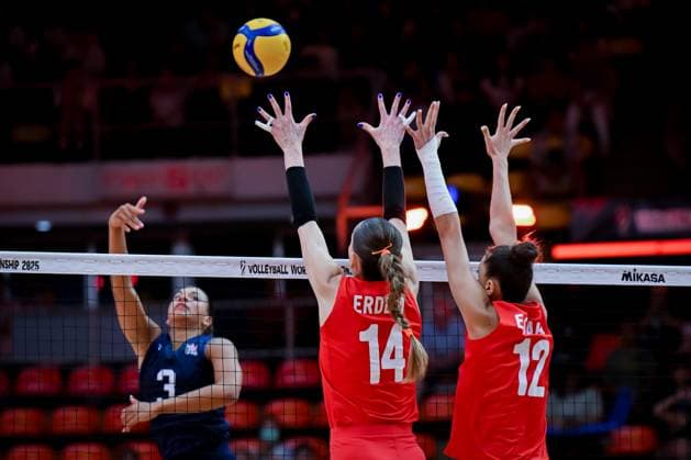 USA v Turkiye - FIVB Women’s World Volleyball Championship BANGKOK, THAILAND - SEPTEMBER 4: Turkiye’s Eda Erdem Dundar (14) and Elif Sahin (12) in action against players of the United States during the FIVB Women’s Volleyball World Championship, WM, Weltmeisterschaft quarterfinal match at Huamark Indoor Stadium in Bangkok, Thailand, on September 4, 2025. Mustafa Hatipoglu Anadolu Banghok Thailand. Editorial use only. Please get in touch for any other usage.  Copyright: x2025xAnadoluxMustafaxHatipoglux
