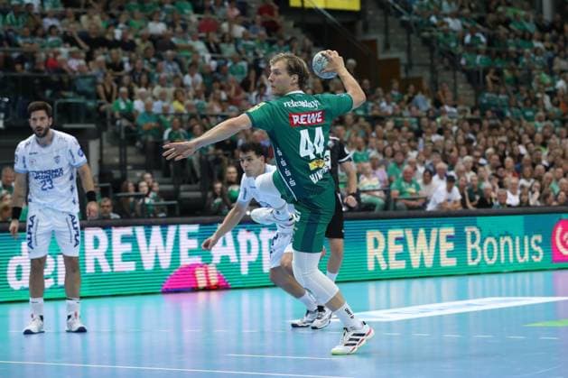 04 09 2025, xtgx, Handball, Daikin HBL, SC DHfK Leipzig TBV Lemgo Lippe v l Blaer Hinriksson Leipzig, 44 throws goal, Torschuetze, erzielt Tor, Treffer, scores the goal Siebenmeter Leipzig