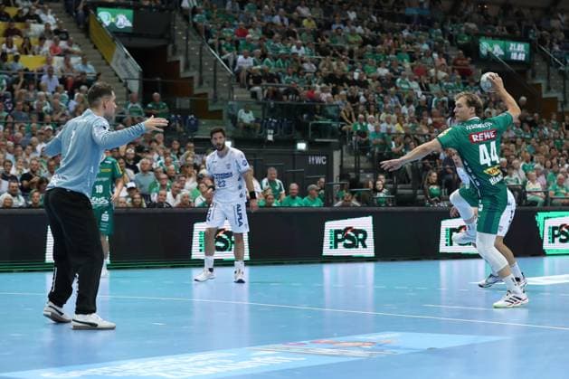04 09 2025, xtgx, Handball, Daikin HBL, SC DHfK Leipzig TBV Lemgo Lippe v l Blaer Hinriksson Leipzig, 44 throws goal, Torschuetze, erzielt Tor, Treffer, scores the goal Siebenmeter Leipzig
