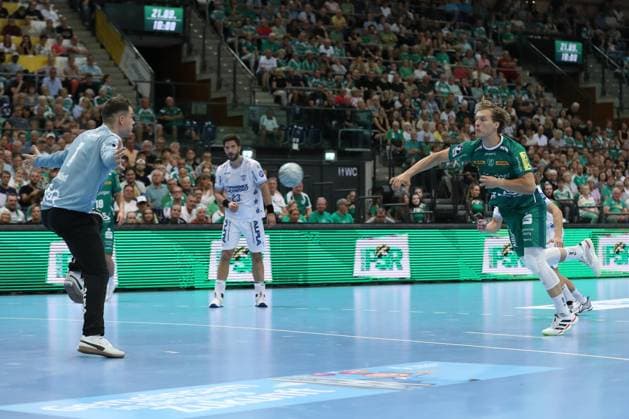 04 09 2025, xtgx, Handball, Daikin HBL, SC DHfK Leipzig TBV Lemgo Lippe v l Blaer Hinriksson Leipzig, 44 throws goal, Torschuetze, erzielt Tor, Treffer, scores the goal Siebenmeter Leipzig