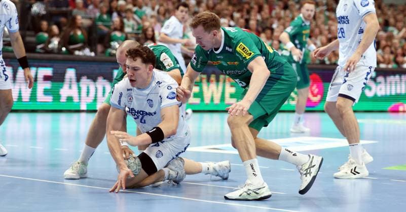 Leipzig, 04 09 2025, Arena Leipzig, Handball, Bundesliga, 2 Spieltag , SC DHfK Leipzig vs TBV Lemgo , In the picture from left Moritz Preuss 24, Leipzig , Joel Willecke 24, Lemgo , Adam Lönn Loenn 15, Leipzig , For editorial use only Only editorial use , DHB HBL regulations prohibit any use of photographs as image sequences and or quasi video ,