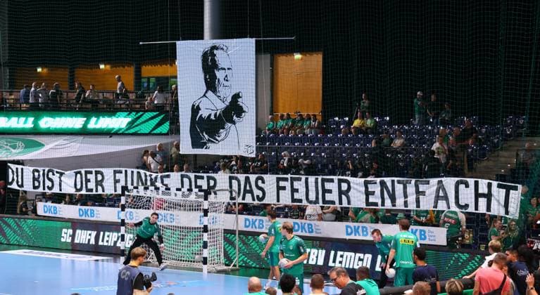 Leipzig, 04 09 2025, Arena Leipzig, Handball, Bundesliga, 2 Spieltag , SC DHfK Leipzig vs TBV Lemgo , Im Bild Fans von DHfK Leipzig Spruchband Leipziger Fans Clint Eastwood , Nur zur redaktionellen Nutzung Only editorial use , DHB HBL regulations prohibit any use of photographs as image sequences and or quasi video ,