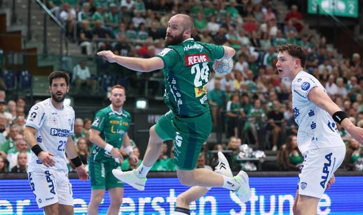 Leipzig, 04 09 2025, Arena Leipzig, Handball, Bundesliga, 2 Spieltag , SC DHfK Leipzig vs TBV Lemgo , In the picture from left Moritz Preuss 24, Leipzig , Joel Willecke 24, Lemgo , For editorial use only Only editorial use , DHB HBL regulations prohibit any use of photographs as image sequences and or quasi video ,