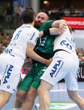 Leipzig, 04 09 2025, Arena Leipzig, Handball, Bundesliga, 2 Spieltag , SC DHfK Leipzig vs TBV Lemgo , In the picture from left Frederik Simak 8, Lemgo , Moritz Preuss 24, Leipzig , Nicolai Theilinger 3, Lemgo , For editorial use only Only editorial use , DHB HBL regulations prohibit any use of photographs as image sequences and or quasi video ,
