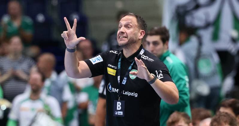 Leipzig, 04 09 2025, Arena Leipzig, Handball, Bundesliga, 2 Spieltag , SC DHfK Leipzig vs TBV Lemgo , Im Bild Trainer Raul Alonso, DHfK Leipzig , Nur zur redaktionellen Nutzung Only editorial use , DHB HBL regulations prohibit any use of photographs as image sequences and or quasi video ,