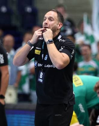 Leipzig, 04 09 2025, Arena Leipzig, Handball, Bundesliga, 2 Spieltag , SC DHfK Leipzig vs TBV Lemgo , Im Bild Trainer Raul Alonso, DHfK Leipzig , Nur zur redaktionellen Nutzung Only editorial use , DHB HBL regulations prohibit any use of photographs as image sequences and or quasi video ,