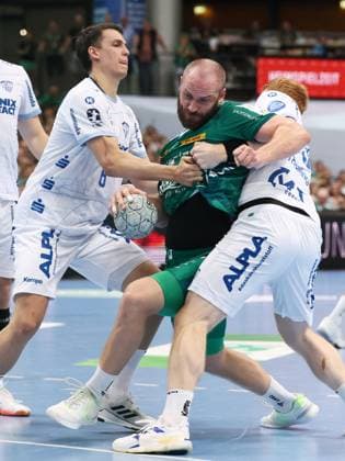 Leipzig, 04 09 2025, Arena Leipzig, Handball, Bundesliga, 2 Spieltag , SC DHfK Leipzig vs TBV Lemgo , In the picture from left Frederik Simak 8, Lemgo , Moritz Preuss 24, Leipzig , Nicolai Theilinger 3, Lemgo , For editorial use only Only editorial use , DHB HBL regulations prohibit any use of photographs as image sequences and or quasi video ,