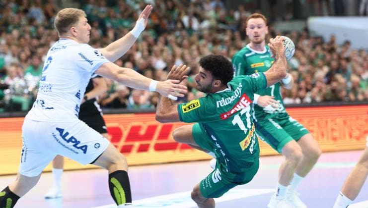Leipzig, 04 09 2025, Arena Leipzig, Handball, Bundesliga, 2 Spieltag , SC DHfK Leipzig vs TBV Lemgo , In the picture from left Lukas Hutecek 2, Lemgo , Ahmed Khairi 17, Leipzig , For editorial use only , DHB HBL regulations prohibit any use of photographs as image sequences and or quasi video ,