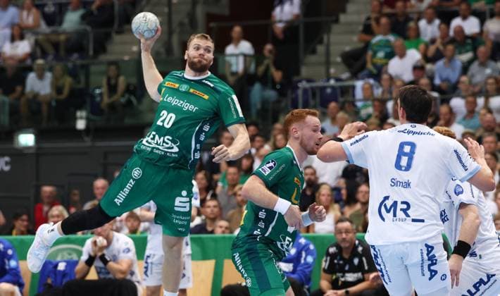 Leipzig, 04 09 2025, Arena Leipzig, Handball, Bundesliga, 2 Spieltag , SC DHfK Leipzig vs TBV Lemgo , In the picture from left William Bogojevic 20, Leipzig , Tomas Piroch 7, Leipzig , Frederik Simak 8, Lemgo , For editorial use only Only editorial use , DHB HBL regulations prohibit any use of photographs as image sequences and or quasi video ,