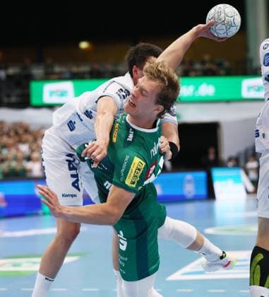 Leipzig, 04 09 2025, Arena Leipzig, Handball, Bundesliga, 2 Spieltag , SC DHfK Leipzig vs TBV Lemgo , In the picture from the front Blaer Hinriksson 44, Leipzig , Frederik Simak 8, Lemgo , For editorial use only Only editorial use , DHB HBL regulations prohibit any use of photographs as image sequences and or quasi video ,