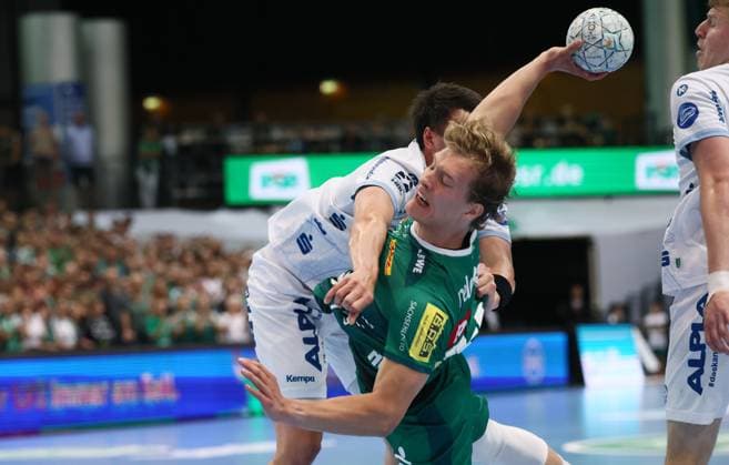 Leipzig, 04 09 2025, Arena Leipzig, Handball, Bundesliga, 2 Spieltag , SC DHfK Leipzig vs TBV Lemgo , In the picture from the front Blaer Hinriksson 44, Leipzig , Frederik Simak 8, Lemgo , For editorial use only Only editorial use , DHB HBL regulations prohibit any use of photographs as image sequences and or quasi video ,