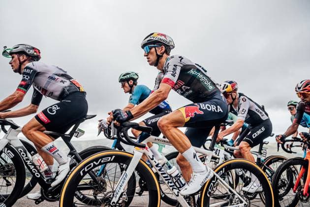 2025 Vuelta Ciclista a Espana Stage 12 Picture by Zac Williams SWpix.com - 04 09 2025 - Cycling - 2025 Vuelta Ciclista a Espana Stage 12, Laredo to Los Corrales de Buelna, Spain - Jai Hindley, Red Bull Bora Hansgrohe. Copyright: x xSWpix.comx(t axPhotographyxHubxLtd)xZacxWilliams SWpix.comx SWP-2645