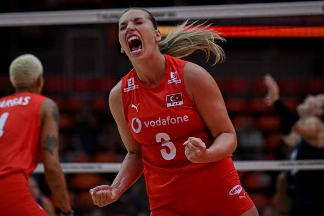 USA v Turkiye - FIVB Women’s World Volleyball Championship BANGKOK, THAILAND - SEPTEMBER 4: Cansu Ozbay (3) of Turkiye celebrates after scoring a point during the FIVB Women’s Volleyball World Championship, WM, Weltmeisterschaft quarterfinal match between Turkiye and the United States at Huamark Indoor Stadium in Bangkok, Thailand, on September 4, 2025. Mustafa Hatipoglu Anadolu Banghok Thailand. Editorial use only. Please get in touch for any other usage.  Copyright: x2025xAnadoluxMustafaxHatipoglux