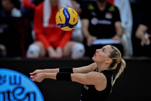 USA v Turkiye - FIVB Women’s World Volleyball Championship BANGKOK, THAILAND - SEPTEMBER 4: Gizem Orge (1) of Turkiye in action during the FIVB Women’s Volleyball World Championship, WM, Weltmeisterschaft quarterfinal match between Turkiye and the United States at Huamark Indoor Stadium in Bangkok, Thailand, on September 4, 2025. Mustafa Hatipoglu Anadolu Banghok Thailand. Editorial use only. Please get in touch for any other usage.  Copyright: x2025xAnadoluxMustafaxHatipoglux