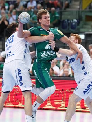 Leipzig, 04 09 2025, Arena Leipzig, Handball, Bundesliga, 2 Spieltag , SC DHfK Leipzig vs TBV Lemgo 29 34 , In the picture from left Hendrik Wagner 28, Lemgo , Blaer Hinriksson 44, Leipzig , Nicolai Theilinger 3, Lemgo , For editorial use only Only editorial use , DHB HBL regulations prohibit any use of photographs as image sequences and or quasi video ,